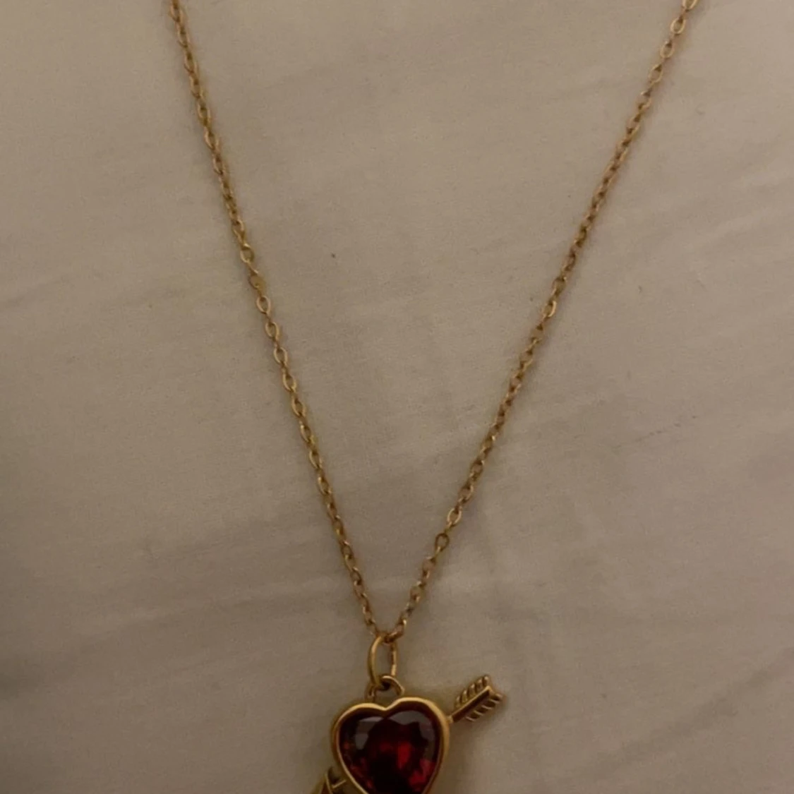 Guldigt halsband med röd hjärthänge - 1