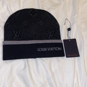 Svart mössa - Skickar snabbt✅🚛 Passar alla!  Skriv om ni undrar nått.