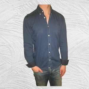 Morris skjorta  - En skjorta ifrån Morris till salu! Den är jättebekväm och i fint skick. Storlek M! Hör av dig vid eventuella frågor eller prisförslag