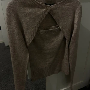 Stickad bolero sett - Säljer detta stickade sett från ginatricot då jag endast använt det 1 gång. Jag säljer båda delarna i storlek S och de passar en Xs också. Man kan använda delarna separat eller som ett sett. Det går bra att köpa direkt ❤️