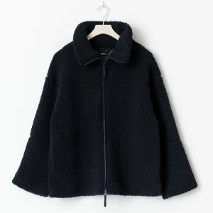 Marinblå teddyjacka - Säljer min populära marinblå teddy jacka storlek M från Gina Tricot. Endast använd en gång, jättebra skick 