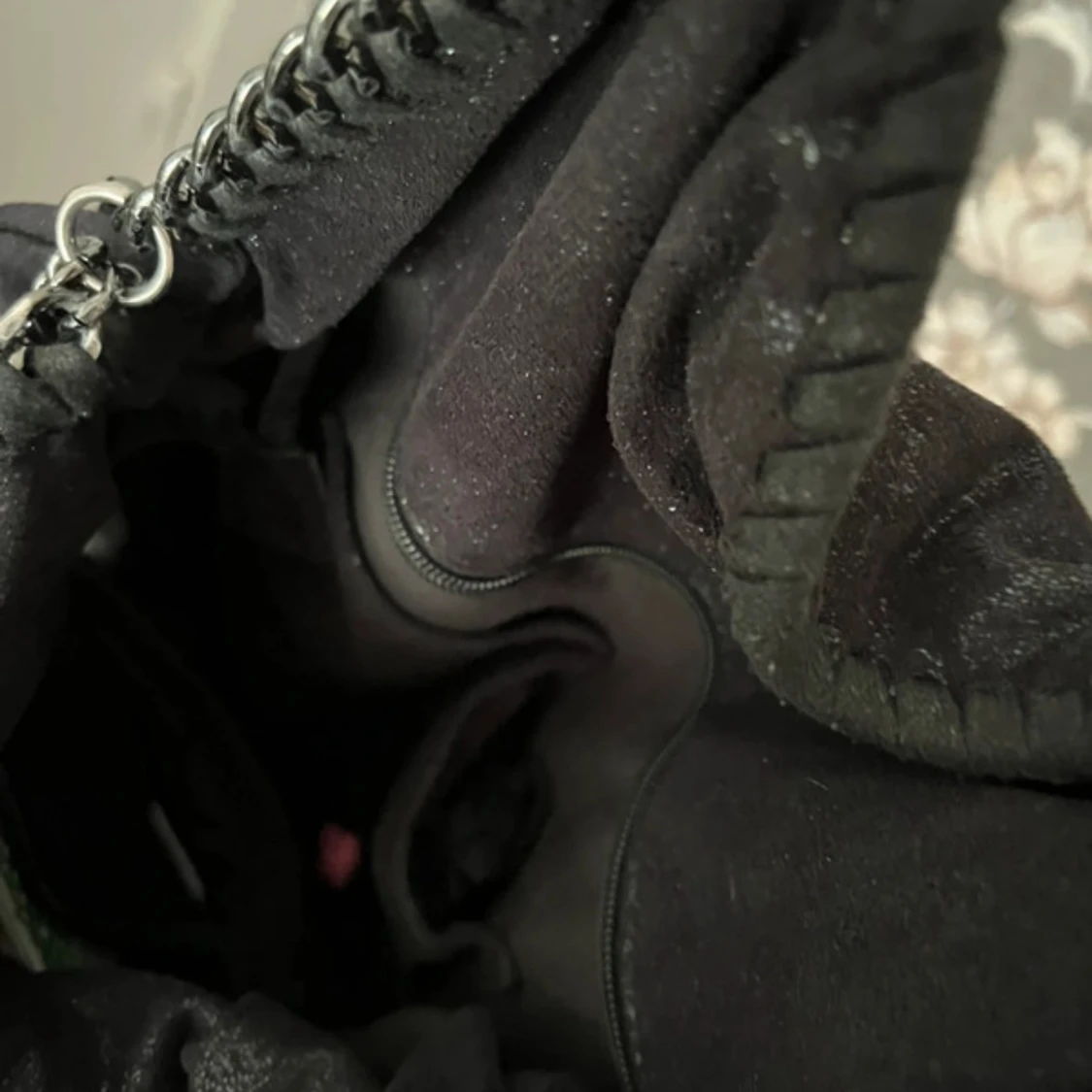 Svart axelväska med kedjedetaljer - 2