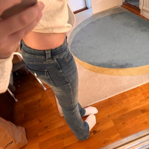 Blå bootcut jeans med låg midja - Säljer ett par snygga blå jeans med bootcut-modell och låg midja.  Storlek 164 och i väldigt bra skick💗.