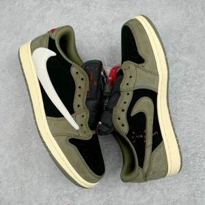 Nike Air Jordan 1 Low Travis Scott - Nike Air Jordan 1 Low Travis Scott med olivgröna och svarta paneler i mocka och skinn. Vit omvänd swoosh på sidan, röda broderade detaljer och klassisk perforerad tå. Gräddvit sula och olivgröna snören ger en riktigt clean och unik look.
