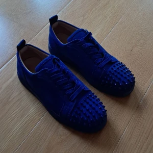 Louboutin skor - Riktigt feta skor i bra skick, knappt använda. Storlek 42, kom gärna med prisförslag och skriv vid minsta frågam