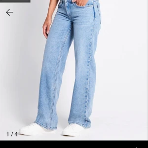Low waist jeans  - Säljer ett par klassiska ljusblå low waist jeans med rak och lite bredare passform. Jeansen har låg midja, fem fickor och är tillverkade i robust denim. Perfekta för dig som gillar en avslappnad och tidlös look. Säljs oanvända med prisklappen kvar.