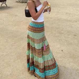 Långkjol ZARA  - långkjol med mönster ifrån ZARA. Perfekt för sommaren. Inte använd bara testad!! 