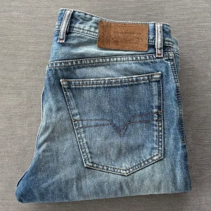 Diesel Jeans | 31/32 - Diesel Jeans med snygg tvätt | Storlek: 31/32 | Nypris: ca 2000kr | ActiveResell