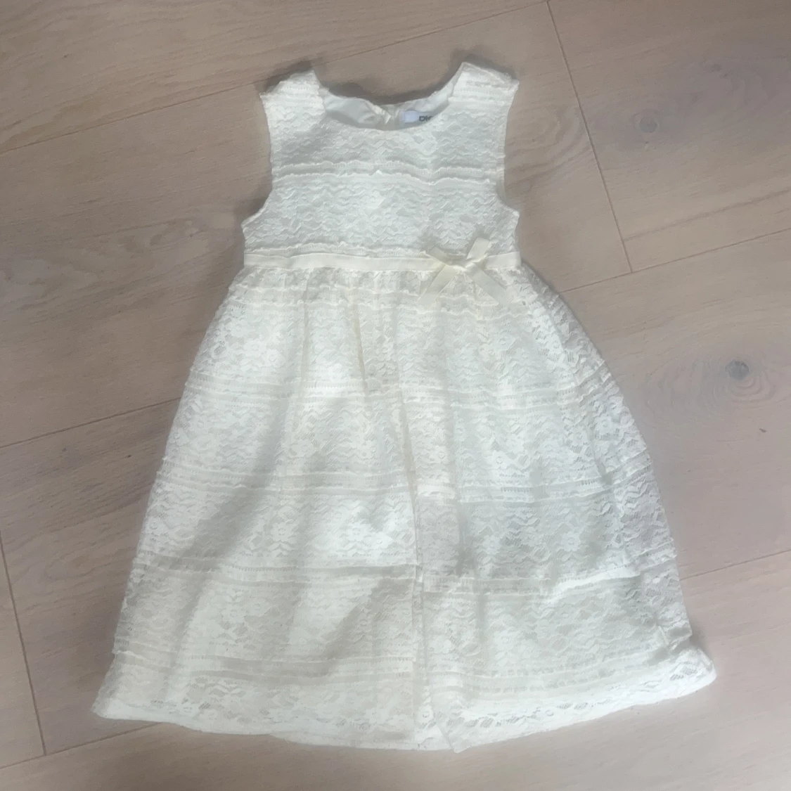 Vit spetsklänning från DKNY