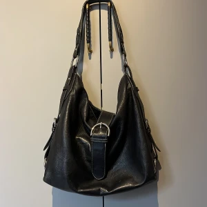 Skitsnygg väska - Säljer en jättefin väska från Rizzo, perfekt till skolan eller annars när som helst, pris kan diskuteras💗