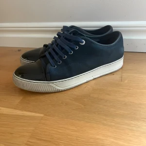 Lanvin - Tja, säljer dessa feta lanvins Cap Toe. De är en färgen royal blue, som ej säljs längre. Det är en eftertraktad färg och dessa skor är i bra skick. Sulan är lite sliten, påverkar inte vid användning. Dessa skor har storlek Uk5 men då Lanvins är kända för stora i storleken så passar dessa 40-42. Mitt pris 2199 kr. Jag är villig att göra deals. Hör gärna av er vid utliggare frågor! 