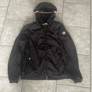 Moncler windbreaker - Riktigt skön jacka, finns en liten defekt som visas på bilden men syns knappt och därav priset. Nfc osv funkar👍🏼