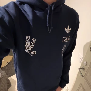 Premium adidas original hoodie - Snygg marinblå hoodie från Adidas med otrolig premium kvalité samt parssform! Pris kan diskuteras, hör av dig vid minsta fråga!
