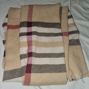 Äkta skarf från burberry biligt - Vill inte ha den längre bara så då kan ni få den biligt