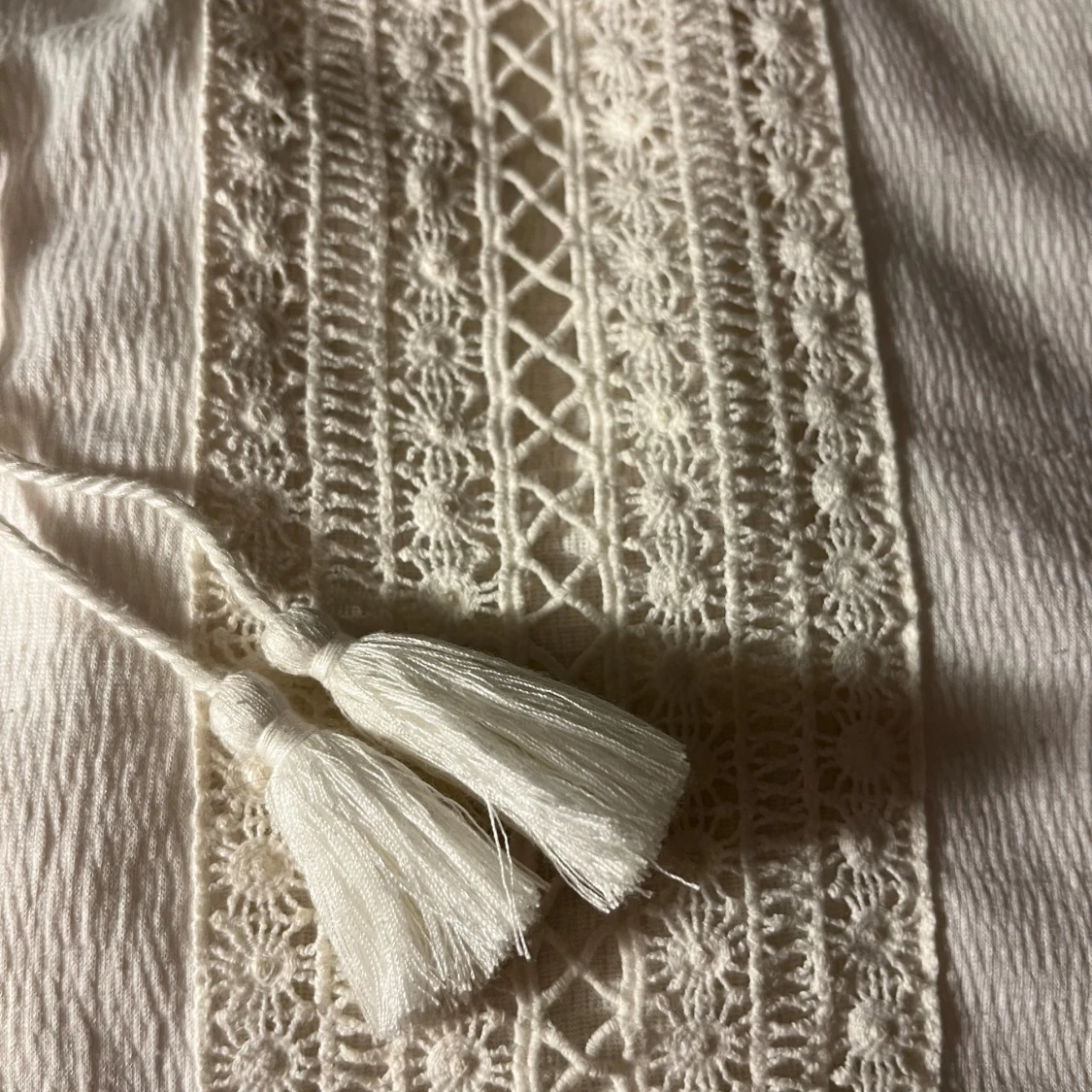 offshoulder blus med spetsdetaljer - 1