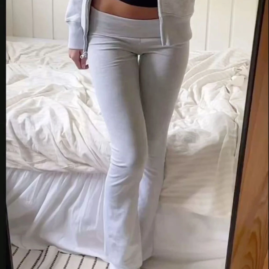 Ljusgrå bootcut mjukisbyxor