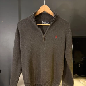 Ralph Lauren halvzip - Tjena! Super fin halv zip från Ralph Lauren. Inga defekter. Storlek M. Vid funderingar, skicka ett pm! 😊