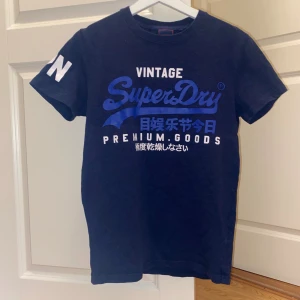 Mörkblå Superdry t-shirt med tryck - Vintage Superdry t-shirt i storlek small 