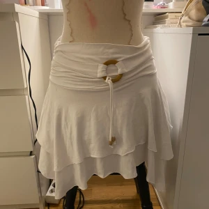 Asymmetrisk stretchig kjol - Vit asymmetrisk kjol från märket ” sister point” i storleken s/m. Eftersom den är stretchig fungerar den även som Large❤️🫶