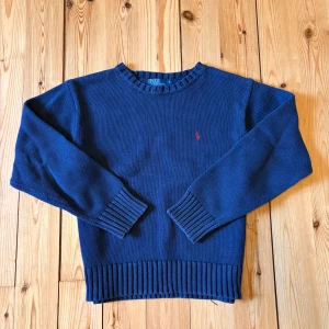 Tröja Ralph Lauren - Jätte bra kvalitet, har använts ett ganska bra tag men har inte en skråma. Den har varit för liten för mig väldigt länge nu så bestämde mig för att sälja den. Storleken är S i barnstorlek så det motsvarar ungefär 130-140cm.