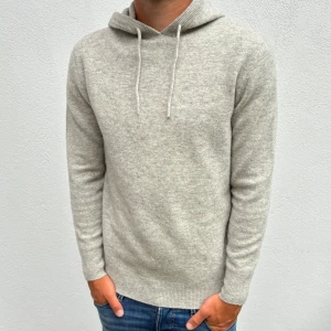 Kashmir/Merino hoodie - Ljusgrå Kashmir/Merino hoodie | Storlek S | Modellen är 177cm lång | Endast testad, därför nyskick utan defekter | Hör av dig vid frågor🌟