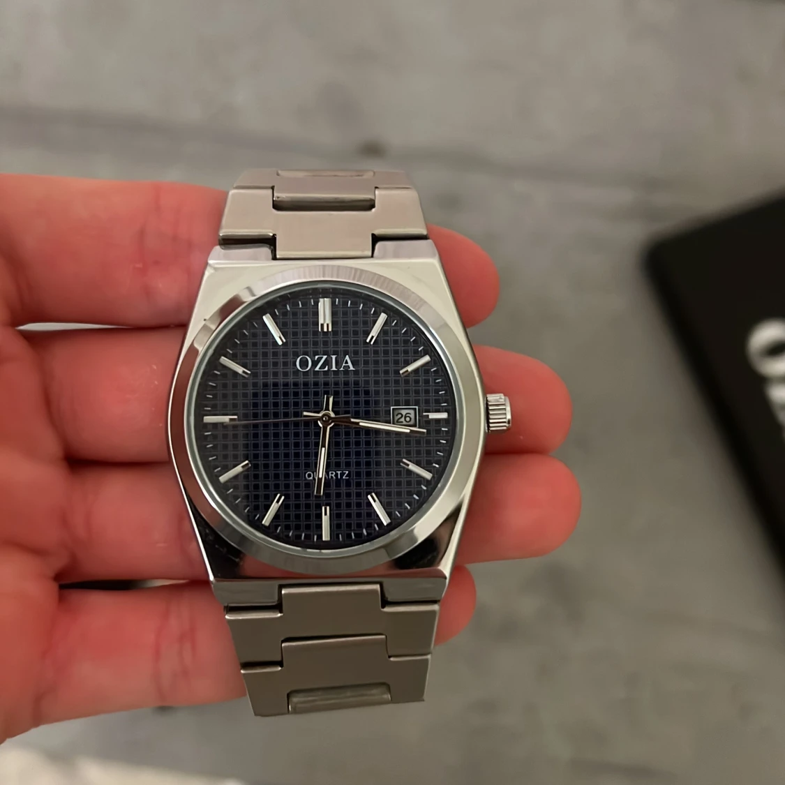 Silverfärgad klocka från OZIA