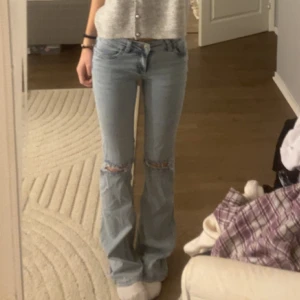 Nelly bootcut jeans med hål i knän - Helt nya ändats provade!! Snygga ljusblå bootcut jeans från nelly med slitna detaljer vid knäna och broderade bakfickor med rosa zigzag-mönster. Jeansen har klassisk femficksdesign, normal passform och är tillverkade i mjukt denim-material. Perfekt för dig som gillar en avslappnad och trendig look. Nypris 699kr❤️❤️