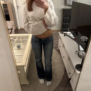 Lågmidjade bootcut jeans  - Jätte jätte snygga blåa lågmidjade bootcut jeans ifrån Armani Jeans, snygga detaljer på fickorna bak, fått så många komplimanger! 💕storlek 27, passar mig som är 169cm. Köptes för 899kr. 