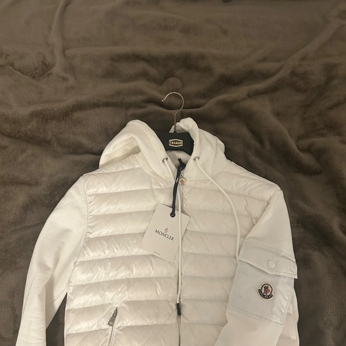Vit cardigan med huva från Moncler