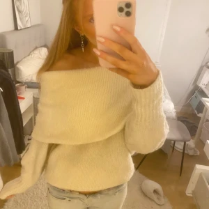 Ljusbeige offshoulder stickad tröja H&M  - Supermysig offshoulder stickad tröja från H&M i ljusbeige. Använd ganska mycket, så lite nopprig, annars bra skick! Jättesnygg modell och super skön!❣️