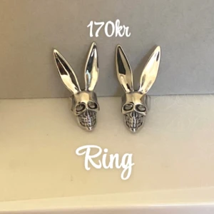 Silverfärgad ring med kanin-skalle - Frakt 22