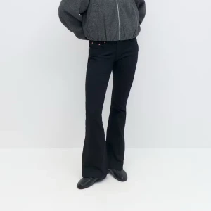 Gina tricot jeans  - Säljer dessa svarta bootcut jeansen från Gina Tricot i jättebra skick. Jeansen har låg-normal midjehöjd. De är jättesköna och stretchiga men dessvärre jag använder de inte så mycket längre. 💖💖