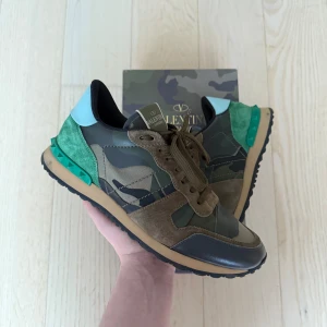 Valentino Rockrunner sneakers camo - Valentino Rockrunners Storlek 41 Tar emot bud 🙋‍♂️ Skick: 9/10 Allt original medföljer (dustbag, skopapper, box, kvitto) Allt är 100% äkta ✅  Alla beställningar skickas inom 24 timmar 🚗