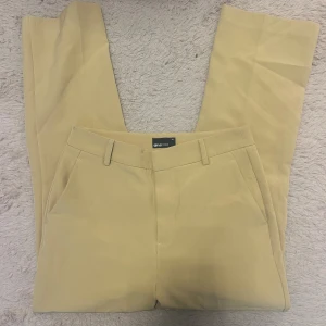 Beigea kostymbyxor  - 🤗Beigea Kostymbyxor  🤗Från Gina Tricot 🤗Storlek 36 men passar även 38 🤗Använd ett fåtal gånger