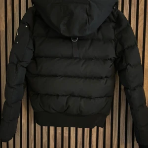 Moose knuckles vinterjacka - Säljer nu en moose knuckles jacka då den inte kommer till användning och jag vill blir av med den! Nypris på jacka ligger på 7000 kr men säljer för 2799. Jackan är i ett bra skick!