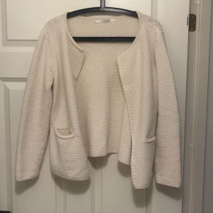 Sibil linnebjerg - Fin stickad kofta från sibil linnebjerg som är i Ull. Den är som ny med inga defekter. Storleken är S men passar mer som M