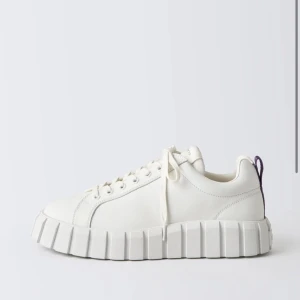 Eytys Odessa Leather White - Säljer mina Eytys. Använda en del men fortfarande i fint skick. Nypris 2200. Kan skicka bild på hur mina ser ut om man är intresserad 😊