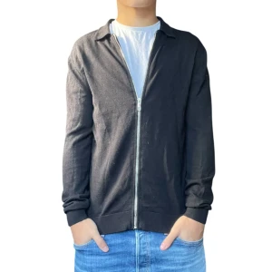 Stickad cardigan i merino ull - Stickad cardigan i merino ull från H&M. Väldigt bra skick. Pris kan diskuteras!