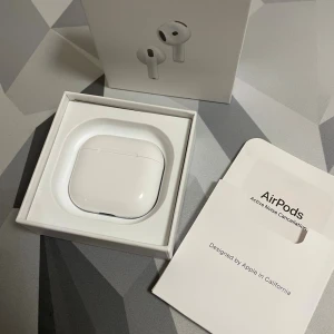 AirPods 4  - Fick dessa AirPods i present men jag behöver inte dem eftersom jag redan har ett par. De är helt nya och aldrig använda, fortfarande i originalförpackning. Perfekt som present eller om du vill ha ett extra par