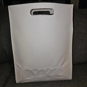 Lyko K-alendar k-beauty adventskalender >60% rabatt - The K-alendar - Premiär! Full av K-Beauty  24 LUCKOR K-BEAUTY Koreansk avsmakningsmeny med både nya brands och k-ultförklarade k-lassiker.  Produkternas värde: ca 6 350 kr  Lykos första K-Beauty kalender. Extremt bra innehåll, allt alla snackar om!