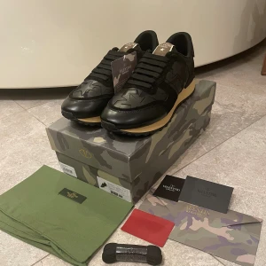 Valentino rockrunners - Säljer dessa riktigt feta rockrunners i storlek 45. Perfekta nu inför höst och vinter. De är i 10/10 skick och allting medkommer: dustbag, extra snören, box, brev, mm. Tveka inte på att höra av er vid eventuella funderingar. OBS: INTE ORG1NAL.