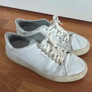 Vita Arigato skor storlek 40. - Fina skor lite smutsiga men går o fixa själv orkar ej göra de därför priset sänks lite för dem ej ser så fräscha ut men allmänt e dem i fint skick inga deffekter. Som sagt inte nya därför lite synliga deffekter på utsidan, hör av er priset ej hugget i sten!