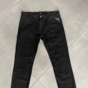 Replay jeans - Feta svarta jeans från Replay. Mycket bra skick och inga tecken på användning. Storlek 32/34 men är nerkortade till ungefär 32/32. Killen på bilden är ca 185 och sitter bra ! MVH EM_RESELL 