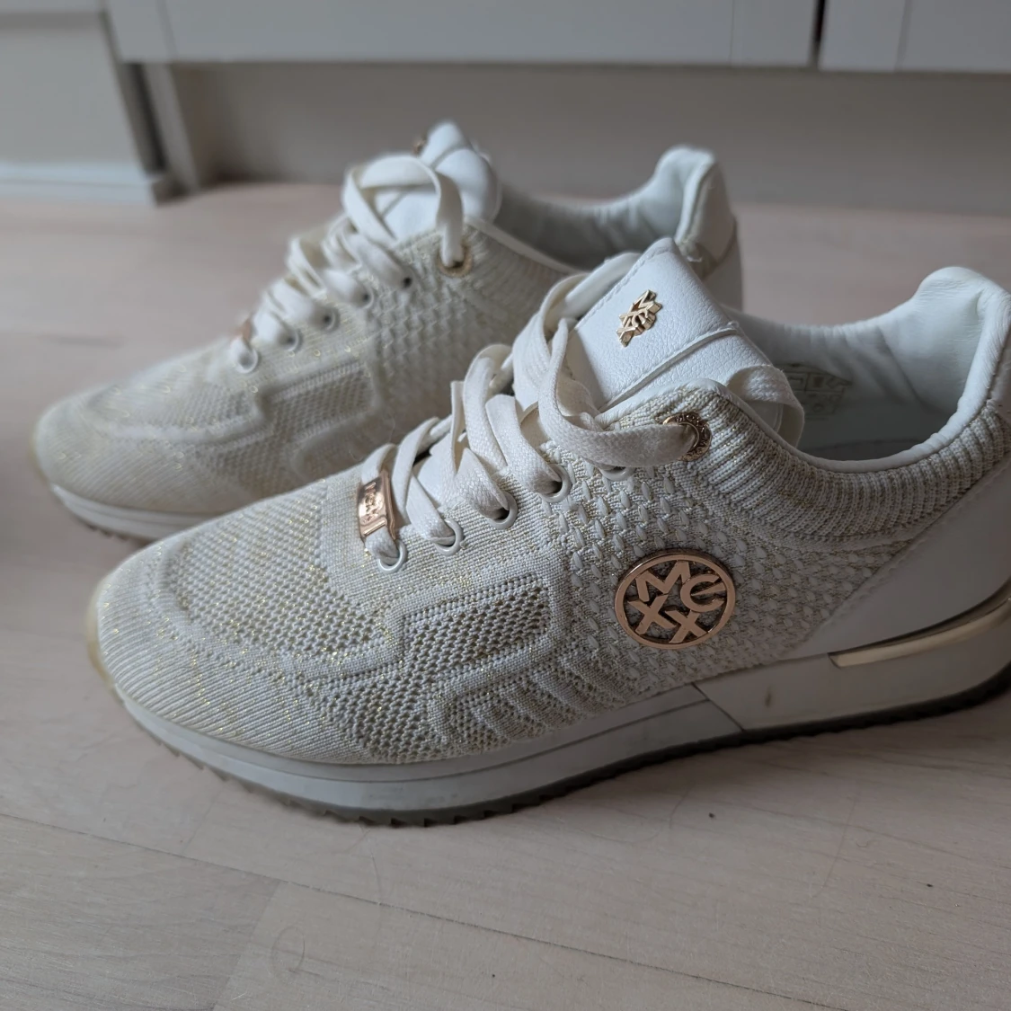 Vita sneakers från Mexx med gulddetaljer - 2