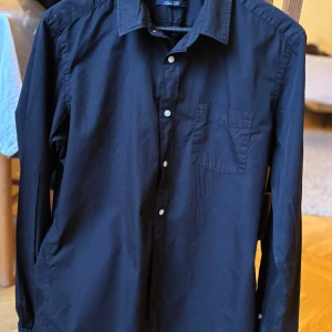 Svart Esprit skjorta  - Svart skjorta i Slim Fit-modell 