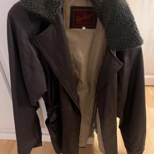 Brun skinnjacka - Brun skinnjacka vintige som är väldigt varm med ett bälte runt om man vill ha det🩷storlek 42 men kan passa mindre beroende på hur man vill ha passformen