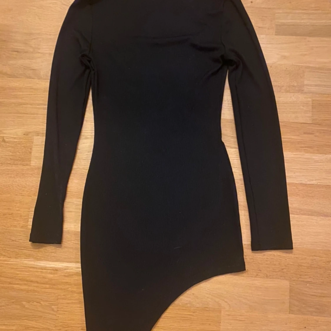 Svart asymmetrisk långärmad klänning med slits i storlek petite XS - 1