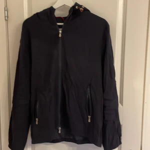 Mörkblå windbreaker - Säljer en tvär fet mörkblå windbreaker perfekt inför hösten. Har storleken S och passar i nästan alla väder. Vid fler frågor och funderingar är det bara att höra av sig. Jackan är aldrig använd