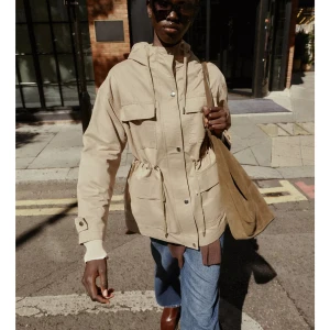 beige jacka zara - säljer denna super fina jackan från zara i L💕 har bara använt några gånger!