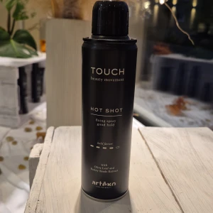 Touch Hot Shot fixing spray - Fixeringsspray från Artègo Touch-serien, Hot Shot, i svart metallflaska. Ger bra stadga och innehåller extrakt av olivblad och kornfrö. Perfekt för att hålla sminket på plats hela dagen.